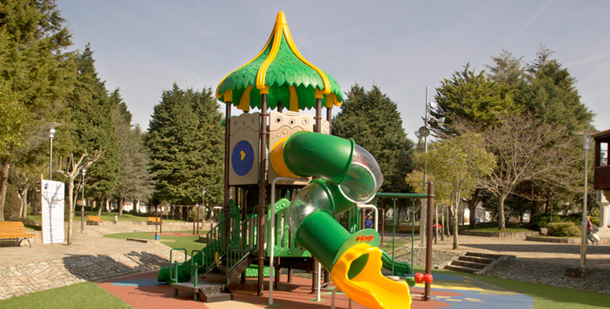 oziona parque infantil en los jardines de Valle Inclán en Pobra do Caramiñal